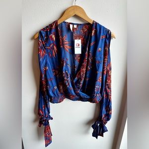 NWT - Evolutionary Apparel Floral Chiffon Cropped Blouse - Size Large - blue/red